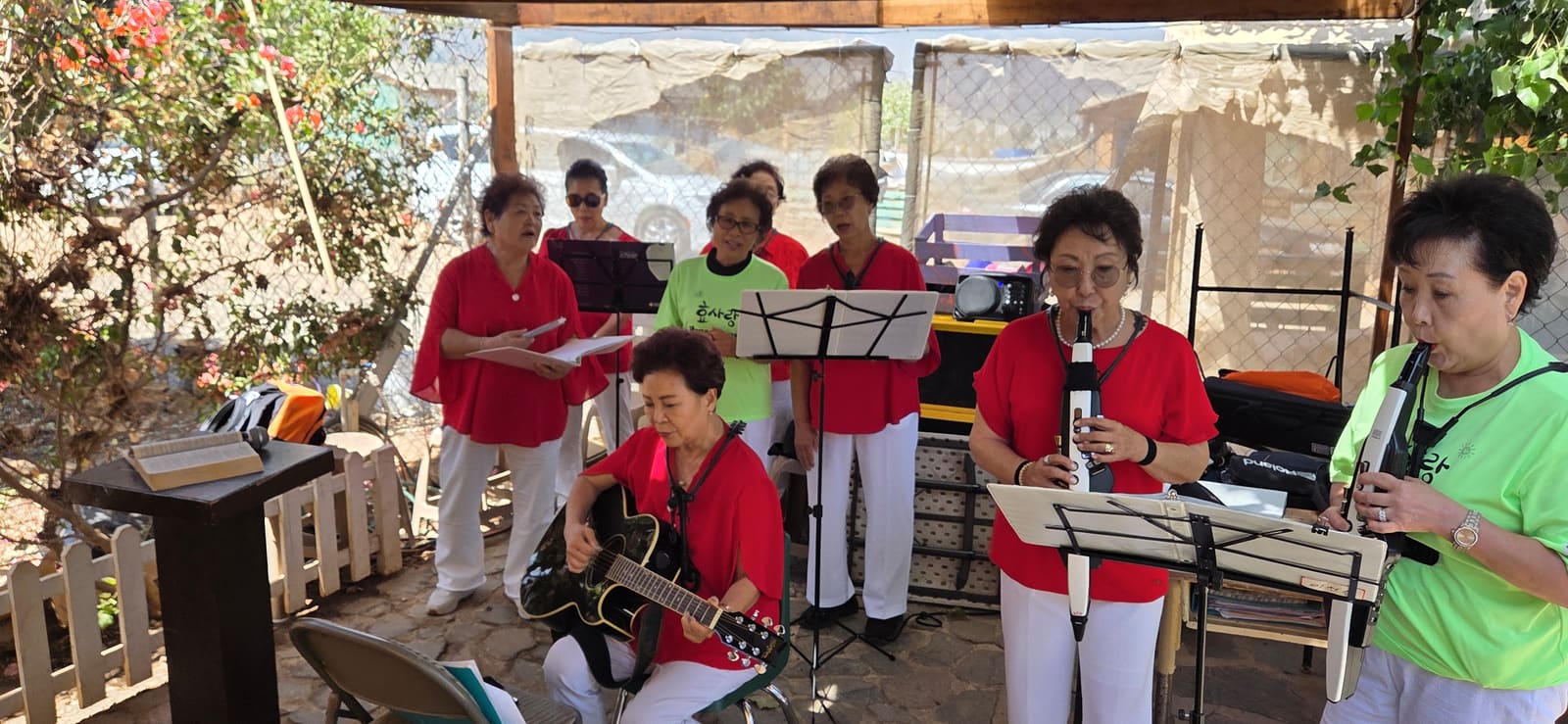 단기선교에서 야외 공연을 하는 시니어 앙상블